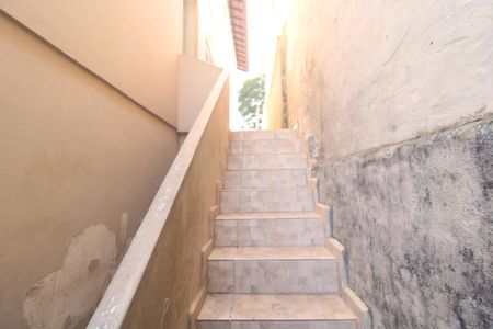 Casa à venda com 140m², 3 quartos e 3 vagasEscada fundos da casa