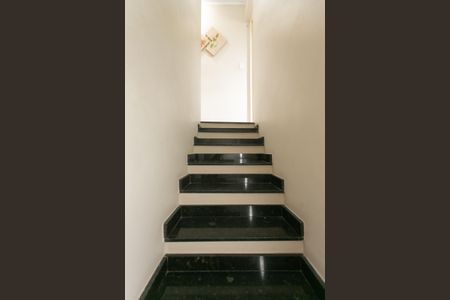 Casa de condomínio à venda com 58m², 2 quartos e 1 vagaEscada 
