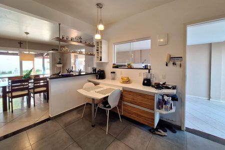 Casa à venda com 400m², 4 quartos e 2 vagas Casa à venda com 400m², 4 quartos e 2 vagasCozinha