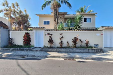 Casa à venda com 400m², 4 quartos e 2 vagas Casa à venda com 400m², 4 quartos e 2 vagasFachada