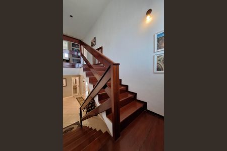 Casa à venda com 400m², 4 quartos e 2 vagas Casa à venda com 400m², 4 quartos e 2 vagasEscada
