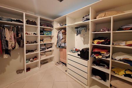 Casa à venda com 400m², 4 quartos e 2 vagas Casa à venda com 400m², 4 quartos e 2 vagasCloset da suíte 1