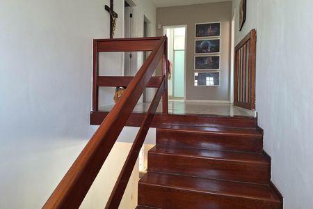Casa à venda com 400m², 4 quartos e 2 vagas Casa à venda com 400m², 4 quartos e 2 vagasEscada