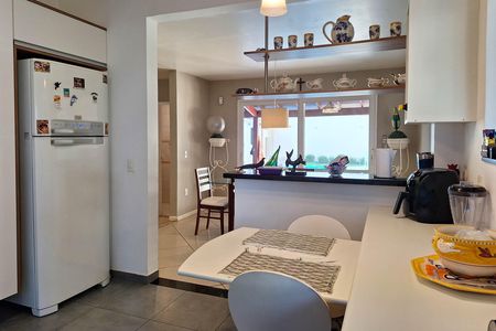 Casa à venda com 400m², 4 quartos e 2 vagas Casa à venda com 400m², 4 quartos e 2 vagasCozinha