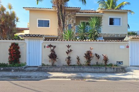 Casa à venda com 400m², 4 quartos e 2 vagas Casa à venda com 400m², 4 quartos e 2 vagasFachada