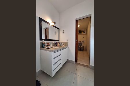 Casa à venda com 400m², 4 quartos e 2 vagas Casa à venda com 400m², 4 quartos e 2 vagasBanheiro da Suíte 1