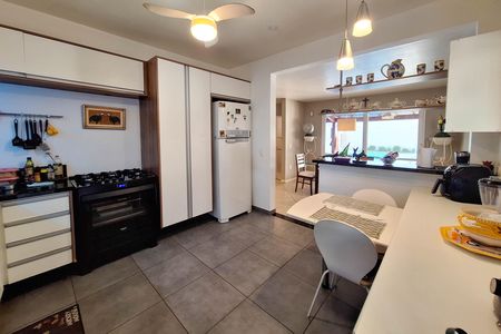 Casa à venda com 400m², 4 quartos e 2 vagas Casa à venda com 400m², 4 quartos e 2 vagasCozinha
