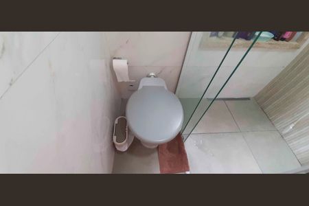 Casa de condomínio à venda com 180m², 4 quartos e 2 vagasBanheiro da Suíte