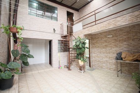 Casa à venda com 117m², 6 quartos e 1 vagaQuintal com Churrasqueira