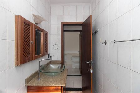 Casa à venda com 299m², 4 quartos e 6 vagasBanheiro Social