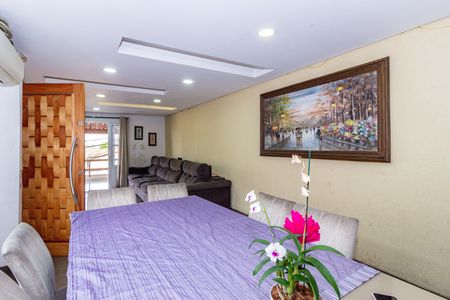 Casa para alugar com 240m², 4 quartos e 2 vagas Casa para alugar com 240m², 4 quartos e 2 vagasSala