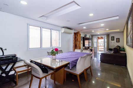 Casa para alugar com 240m², 4 quartos e 2 vagas Casa para alugar com 240m², 4 quartos e 2 vagasSala