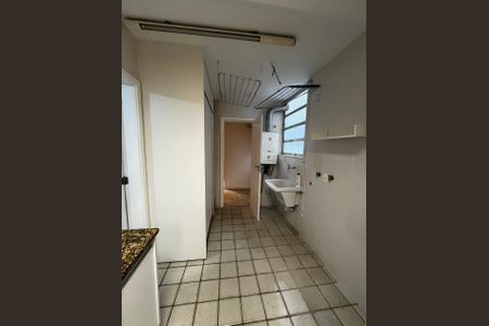 Apartamento para alugar com 150m², 3 quartos e 1 vaga Apartamento para alugar com 150m², 3 quartos e 1 vagaBanheiro com piso de azulejos, vaso sanitário e lavatório, com iluminação adequada e nenhuma decoração.