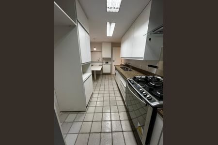 Apartamento para alugar com 150m², 3 quartos e 1 vaga Apartamento para alugar com 150m², 3 quartos e 1 vagaCozinha com móveis brancos, piso de azulejos e fogão a gás.