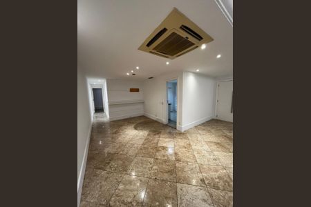 Sala com piso de porcelanato, iluminação adequada e ar condicionado. de apartamento para alugar com 3 quartos, 150m² em Leblon, Rio de Janeiro