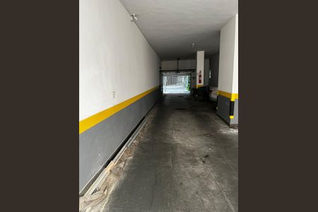 Apartamento para alugar com 150m², 3 quartos e 1 vaga Apartamento para alugar com 150m², 3 quartos e 1 vagaPátio de garagem com paredes brancas e amarelas, chão de concreto e portão de metal.