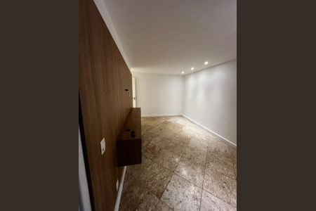 Casa com sala de estar simples, com piso de porcelanato e iluminação adequada. de apartamento para alugar com 3 quartos, 150m² em Leblon, Rio de Janeiro