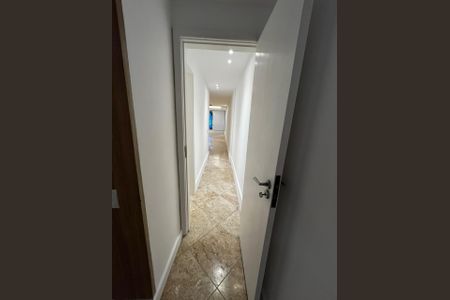 Apartamento para alugar com 150m², 3 quartos e 1 vaga Apartamento para alugar com 150m², 3 quartos e 1 vagaCorredor com piso de porcelanato e iluminação adequada.