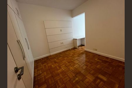 Quarto com móveis brancos e piso de madeira, iluminado por luz natural. de apartamento para alugar com 3 quartos, 150m² em Leblon, Rio de Janeiro