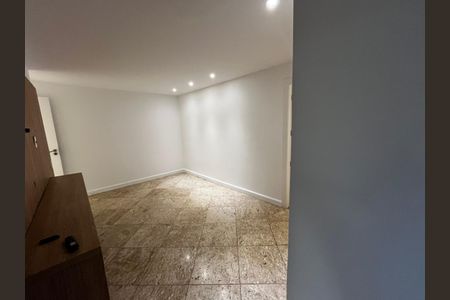 Sala com piso de porcelanato e iluminação adequada, sem móveis ou decoração. de apartamento para alugar com 3 quartos, 150m² em Leblon, Rio de Janeiro