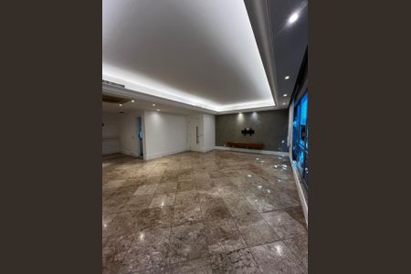 Sala com piso de porcelanato, iluminação adequada e acabamento de alta qualidade. de apartamento para alugar com 3 quartos, 150m² em Leblon, Rio de Janeiro