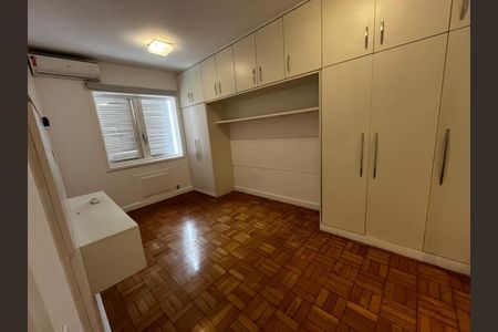 Quarto com móveis de madeira e piso de parquete, iluminado por lâmpadas de LED. de apartamento para alugar com 3 quartos, 150m² em Leblon, Rio de Janeiro