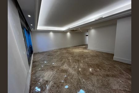 Sala com piso de porcelanato e iluminação adequada, sem móveis ou decoração. de apartamento para alugar com 3 quartos, 150m² em Leblon, Rio de Janeiro