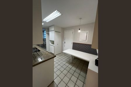 Apartamento para alugar com 150m², 3 quartos e 1 vaga Apartamento para alugar com 150m², 3 quartos e 1 vagaCozinha com piso de azulejos, bancada de granito e iluminação adequada.