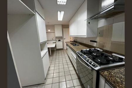 Apartamento para alugar com 150m², 3 quartos e 1 vaga Apartamento para alugar com 150m², 3 quartos e 1 vagaCozinha com móveis brancos, piso de azulejos e fogão a gás.