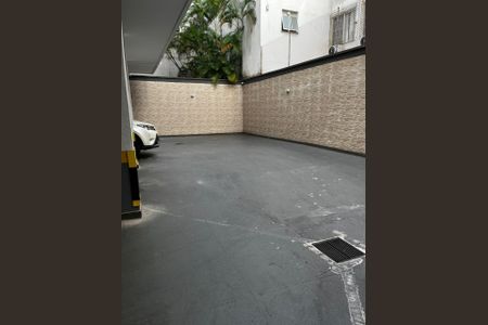 Apartamento para alugar com 150m², 3 quartos e 1 vaga Apartamento para alugar com 150m², 3 quartos e 1 vagaPátio com espaço para estacionamento de veículos e plantas ao fundo.