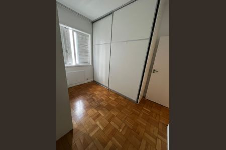 Apartamento para alugar com 150m², 3 quartos e 1 vaga Apartamento para alugar com 150m², 3 quartos e 1 vagaQuarto com móveis brancos e piso de madeira, com uma janela com persianas fechadas.