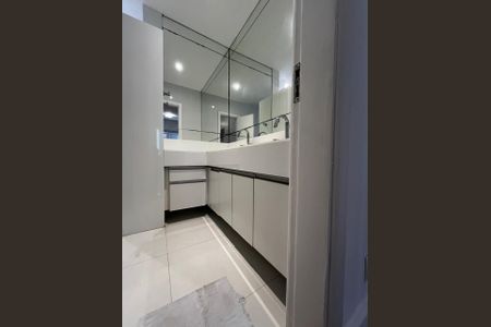 Apartamento para alugar com 150m², 3 quartos e 1 vaga Apartamento para alugar com 150m², 3 quartos e 1 vagaBanheiro com piso de porcelanato e armários brancos, com espelho grande e iluminação adequada.