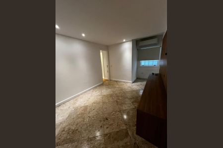 Sala com piso de porcelanato e iluminação adequada, sem móveis ou decoração. de apartamento para alugar com 3 quartos, 150m² em Leblon, Rio de Janeiro