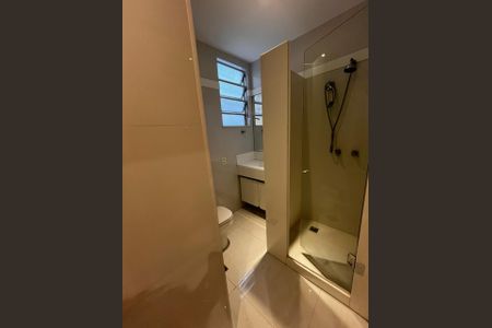 Apartamento para alugar com 150m², 3 quartos e 1 vaga Apartamento para alugar com 150m², 3 quartos e 1 vagaBanheiro com piso de porcelanato, vaso sanitário e chuveiro, com janela e iluminação adequada.