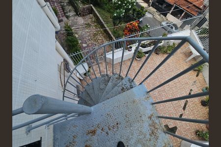 Casa para alugar com 130m², 3 quartos e sem vagaEscada 