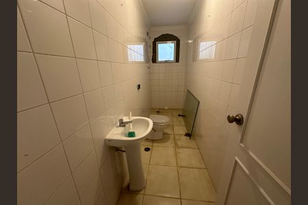 Casa de condomínio para alugar com 450m², 4 quartos e 4 vagasBanheiro Social