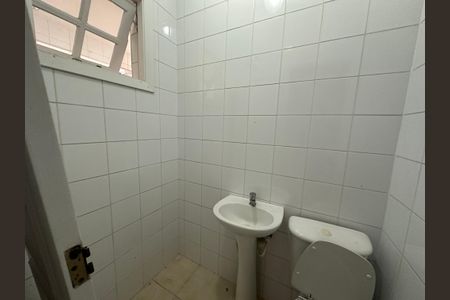 Casa de condomínio para alugar com 450m², 4 quartos e 4 vagasBanheiro de serviço