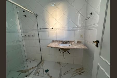 Casa de condomínio para alugar com 450m², 4 quartos e 4 vagasBanheiro da Suíte 2