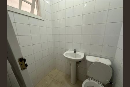 Casa de condomínio para alugar com 450m², 4 quartos e 4 vagasBanheiro de serviço