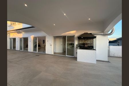 Casa de condomínio para alugar com 450m², 4 quartos e 4 vagasChurrasqueira