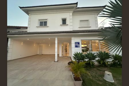 Casa de condomínio para alugar com 450m², 4 quartos e 4 vagasFachada