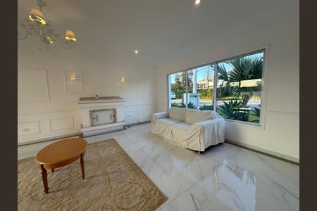 Casa de condomínio para alugar com 450m², 4 quartos e 4 vagasSala