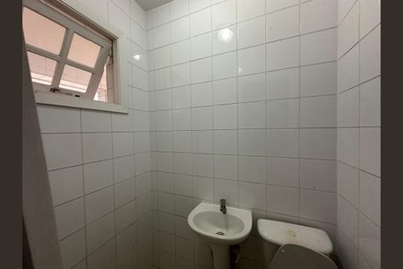 Casa de condomínio para alugar com 450m², 4 quartos e 4 vagasBanheiro de serviço