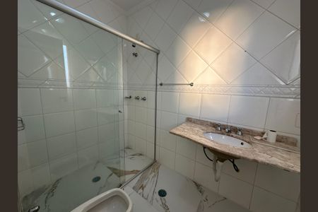 Casa de condomínio para alugar com 450m², 4 quartos e 4 vagasBanheiro da Suíte 2