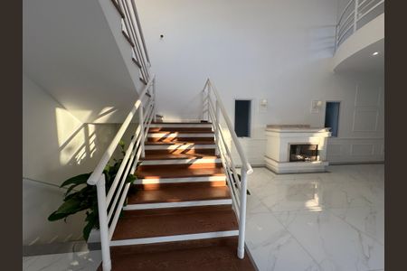 Casa de condomínio para alugar com 450m², 4 quartos e 4 vagasEscada