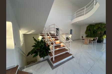 Casa de condomínio para alugar com 450m², 4 quartos e 4 vagasEscada