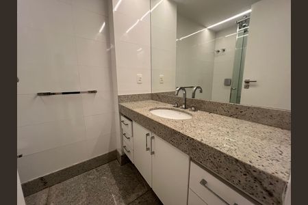 Apartamento para alugar com 229m², 4 quartos e 2 vagas Apartamento para alugar com 229m², 4 quartos e 2 vagasBanheiro com piso de porcelanato, pia e vaso sanitário de granito, e espelho grande.