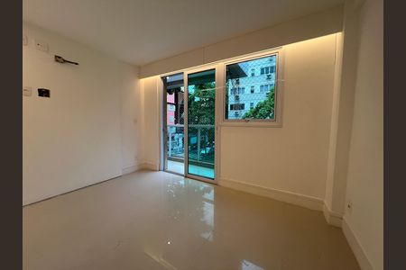 Sala com janelas grandes e iluminação natural, com piso de porcelanato e parede branca, sem móveis ou decoração. de apartamento para alugar com 4 quartos, 229m² em Leblon, Rio de Janeiro