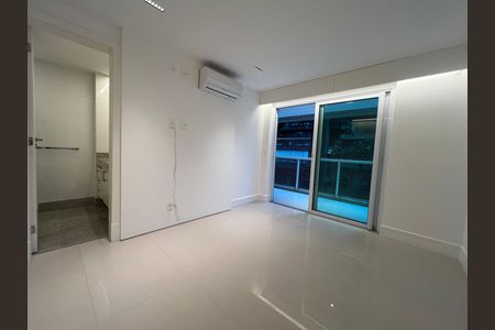Apartamento para alugar com 229m², 4 quartos e 2 vagas Apartamento para alugar com 229m², 4 quartos e 2 vagasQuarto com piso de porcelanato, ar condicionado e janela grande, iluminado por luz natural e artificial.