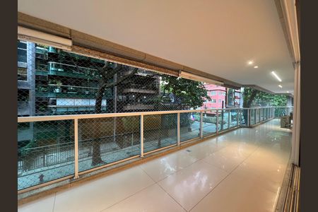 Apartamento para alugar com 229m², 4 quartos e 2 vagas Apartamento para alugar com 229m², 4 quartos e 2 vagasPátio com árvore e edifício de apartamentos ao fundo, com janelas e varanda.